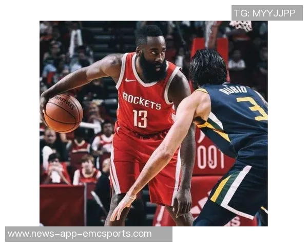 哈登半场表现低迷三分球失准球队外线哑火难以破局